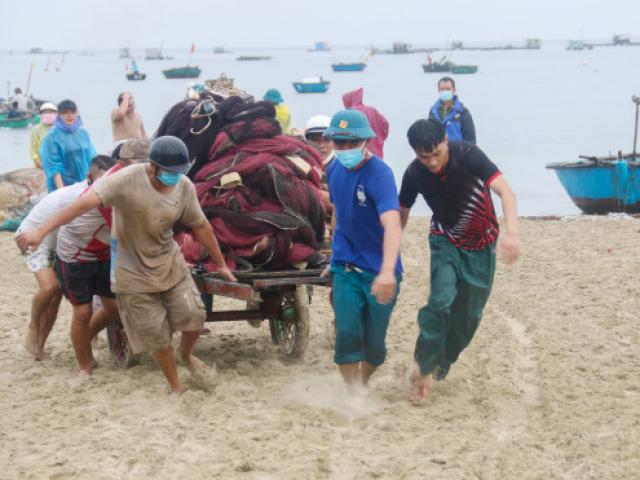 Bão số 9 còn cách Bình Định-Khánh Hòa 550km, 10 tỉnh thành đã cấm biển