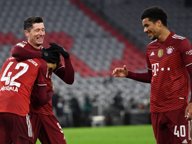 Video bóng đá Bayern Munich - Wolfsburg: Đại tiệc rực rỡ, Lewandowski sánh ngang Ronaldo