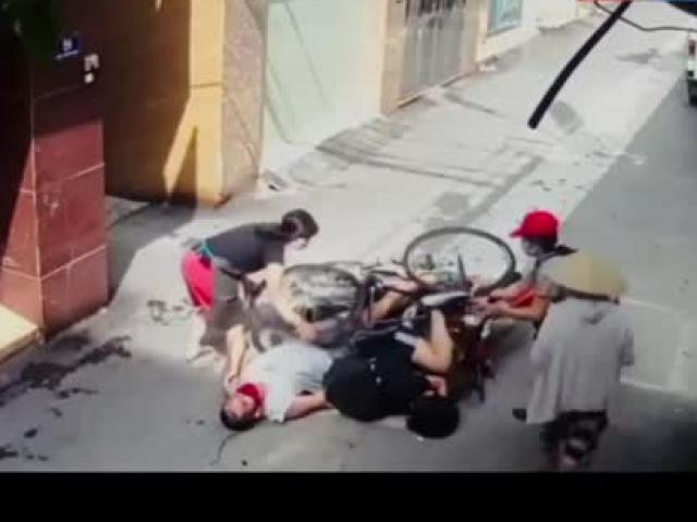 Clip: Nữ tài xế xe đạp gặp họa kinh hoàng vì xe máy lao vút ra từ ngõ nhỏ