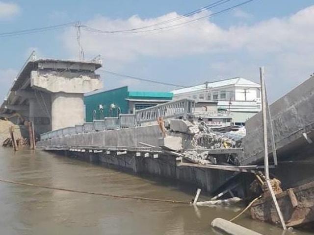 Cầu đang xây ở Cà Mau bị lún trụ, sập nhịp chắn ngang sông