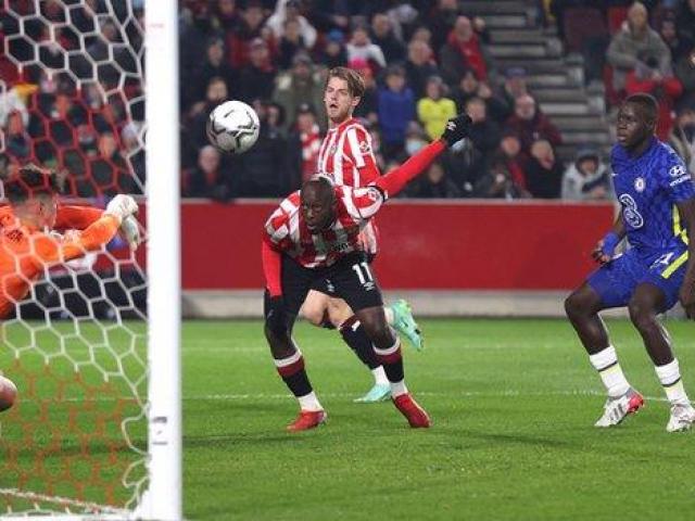 Video bóng đá Brentford - Chelsea: Phản lưới khó đỡ, kết liễu bằng 11m (Tứ kết Cúp Liên đoàn)