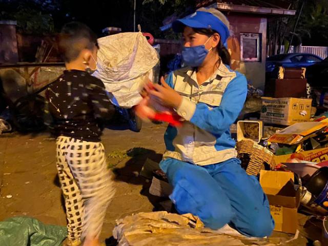 Đường đời bất hạnh của nữ lao công đưa con 2 tuổi cùng đi gom rác trong đêm đông