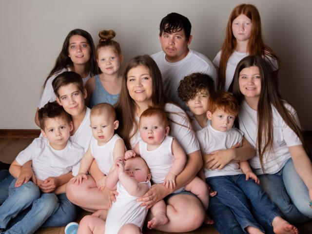 Bà mẹ 33 tuổi khiến ai cũng choáng váng khi có 12 đứa con