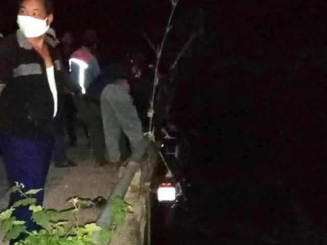 Tai nạn ở Hà Tĩnh: Xe máy bất ngờ rơi xuống cầu, một phụ nữ tử vong