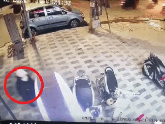 Clip: Trộm dùng chân đạp gãy khóa cổ xe, lấy trộm SH trong nháy mắt