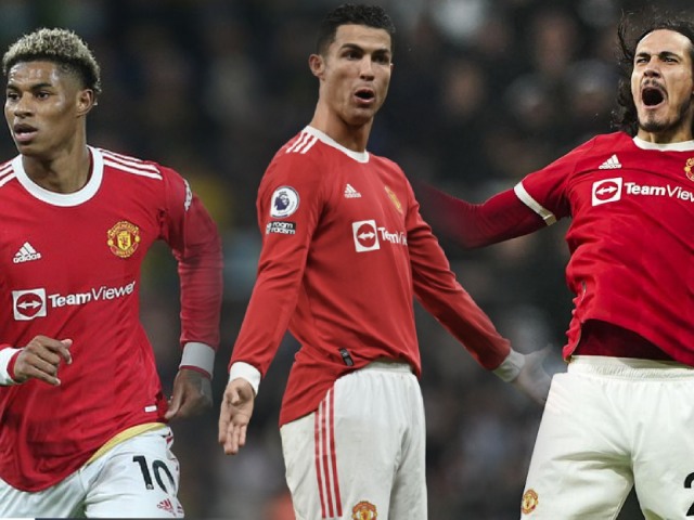 Ronaldo nổi điên với Cavani - Rashford, phòng thay đồ MU dễ loạn