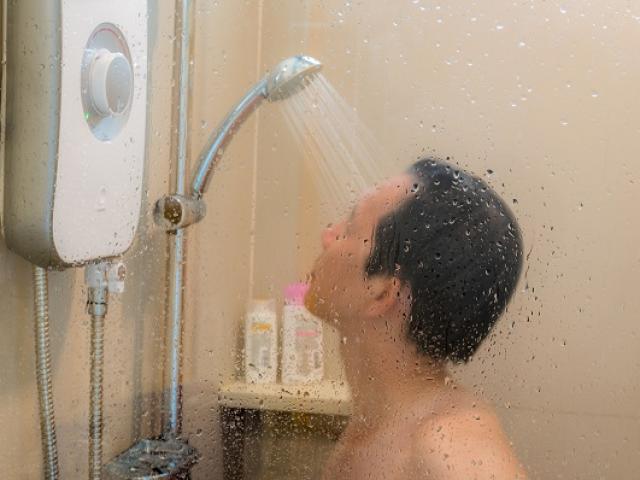 Người đàn ông suýt mất mạng khi tắm nước nóng mùa đông, cảnh báo thể trạng này không nên tắm