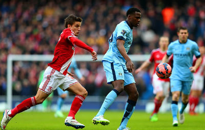 Man City (phải) đang bế tắc trước đối thủ