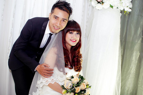 Only C, tác giả hit Anh không đòi quà đã tổ chức hôn lễ ấm cúng với người đẹp hotgirl sinh năm 1993 trước giờ biểu diễn tại The Remix chỉ vài tiếng đồng hồ khiến nhiều người ngỡ ngàng.
