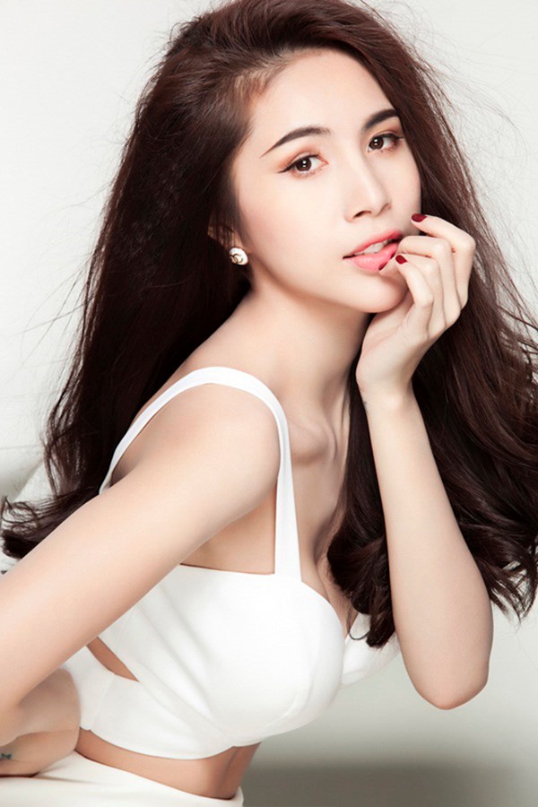 “Mỹ nhân dao kéo đẹp nhất” Thủy Tiên&nbsp; cũng dính nghi án hát nhép và đổ lỗi cho đạo diễn trong một sự kiện năm 2012.