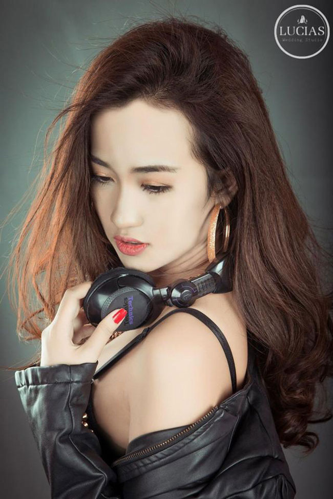 Để phù hợp với nghề nghiệp cũng như tôn vinh vóc dáng, Trang Moon đặc biệt yêu thích áo hở eo và các thiết kế ôm sát