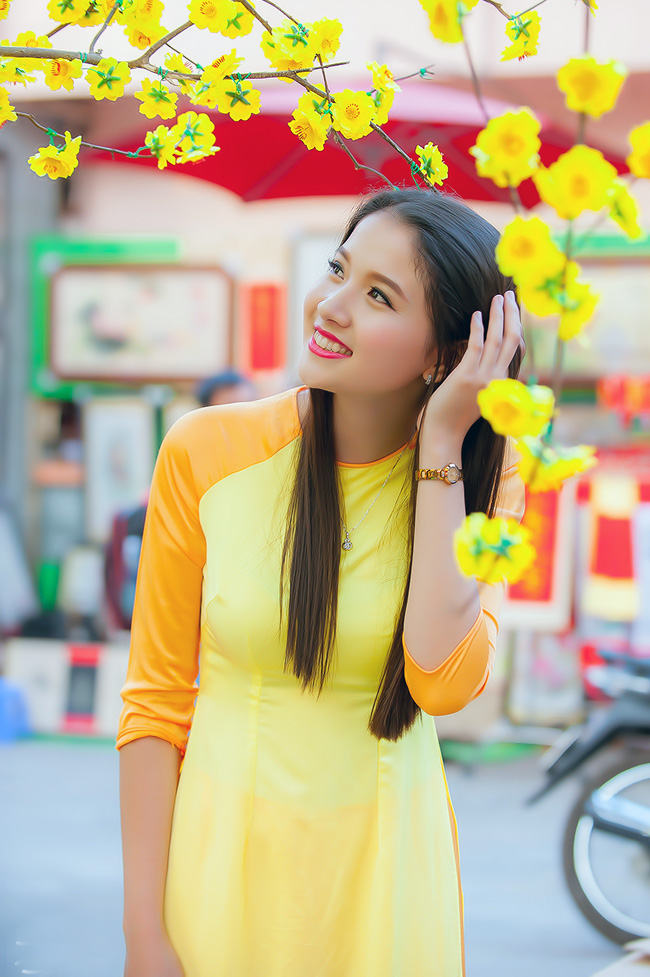 Và nụ cười duyên dáng
