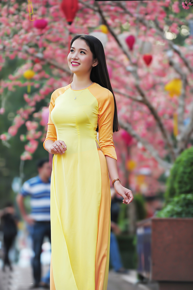 Và làm mẫu cho các shop thời trang tại TPHCM