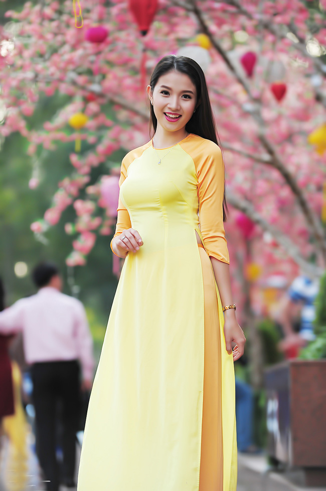 Trong không khí nhộn nhịp đón xuân tại TPHCM, Mỹ Duyên đã dành cả ngày nghỉ để đi dạo phố và thực hiện bộ ảnh ấn tượng này