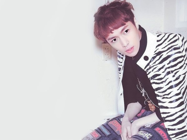 Lay &#40;EXO&#41; sinh ngày 7.10.1991 có tên thật là Zhang Yi Xing, quốc tịch Trung Quốc. Lay cùng các thành viên khác đã có một năm hoạt động nghệ thuật &#34;bội thu&#34; khi gặt hái được hàng loạt các giải thưởng lớn nhỏ trong và ngoài nước. Đặc biệt, Lay là thành viên duy nhất của EXO có má lúm đồng tiền hút hồn fan hâm mộ.