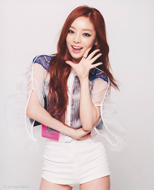 Goo Hara là thành viên nổi bật nhất của nhóm nhạc KARA, thần tượng sinh năm 1991 này khiến người khác luôn hoang mang về số tuổi của mình. Goo Hara vốn dĩ sở hữu một gương mặt baby và đáng yêu, tuy nhiên trên sân khấu cô nàng hoàn toàn có thể lột xác thành một ca sĩ trưởng thành và gợi cảm trong những màn biểu diễn của mình.