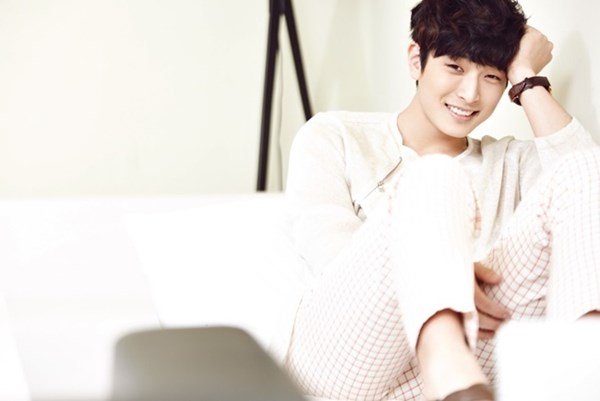 Jinwoon &#40;2.5.1991&#41; là thành viên tài năng của nhóm nhạc 2AM, anh chàng em út này còn được biết đến như một diễn viên triển vọng của màn ảnh Hàn Quốc. Jinwoon tốt nghiệp đại học Daejin &#40;khoa nghệ thuật, diễn xuất&#41;, tuy nhiên anh chàng lại sở hữu khả năng hát, rap, chơi guitar, trống, bass cực tốt.
