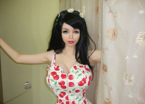 Chính vì thế, cô đã quyết định phẫu thuật toàn bộ cơ thể và khuôn mặt của mình cho giống với cô nàng búp bê Barbie nổi tiếng.