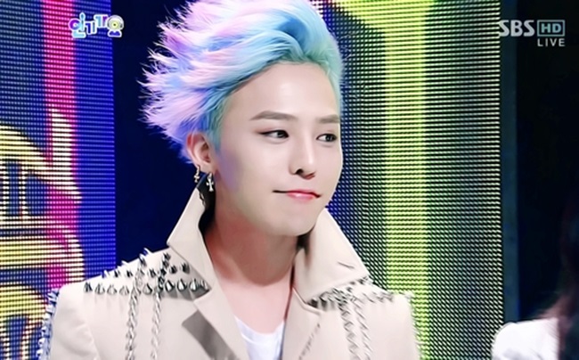 Mái tóc với màu chủ đạo là xanh dương mang đến cho G-Dragon một hình ảnh đặc biệt cá tính. Tóc xanh dương nhuộm hồng vuốt dựng đứng góp phần khẳng định phong cách cho chàng ca sĩ nổi tiếng là &#34;quái chiêu&#34; này. Mái tóc này được khen ngợi còn “độc” hơn cả quả đầu xanh của T.O.P trước đó.