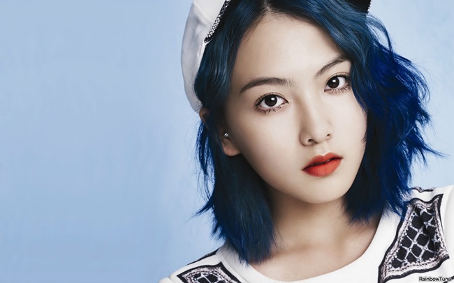 Ji Young &#40;KARA&#41; cũng chọn màu tím than tông sáng để gây ấn tượng với khán giả.