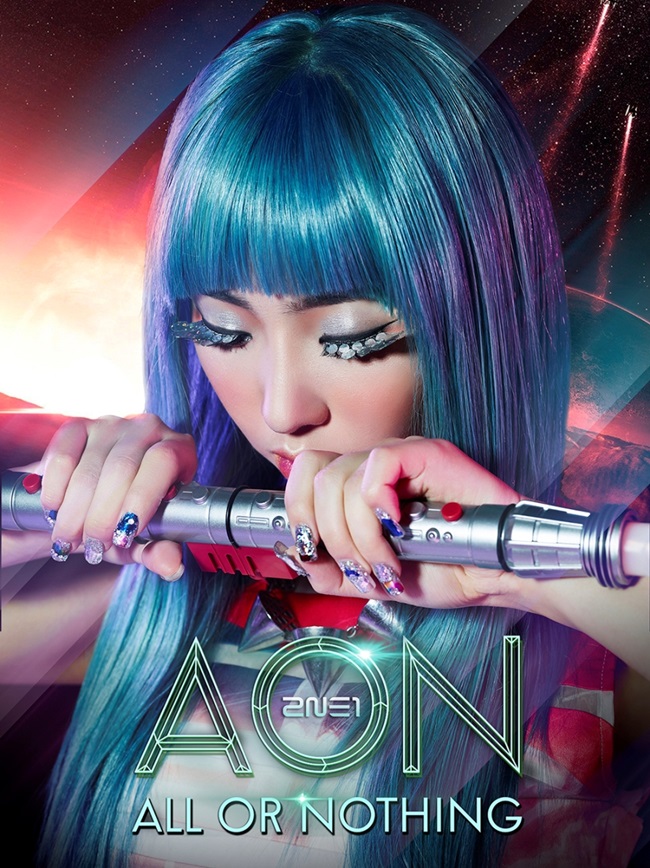 Một thành viên nữa của 2NE1 là cô em út Minzy cũng ghi điểm với mái tóc xanh. Dù không đẹp hoàn hảo như cô chị Dara nhưng Minzy vẫn rất hợp với màu tóc này.