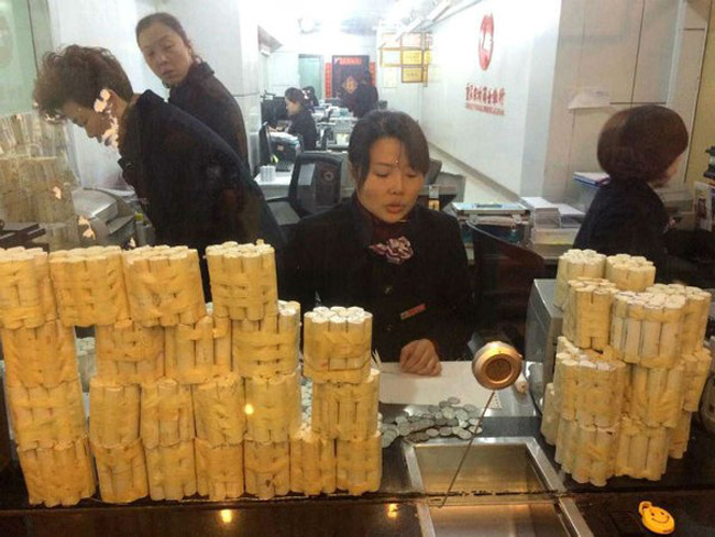 Bà Su sống tại Trùng Khánh &#40;Trung Quốc&#41; đã mang 100.000 nhân dân tệ tiền xu &#40;khoảng 350 triệu đồng&#41; được đóng trong 5 thùng lớn gửi tiết kiệm.