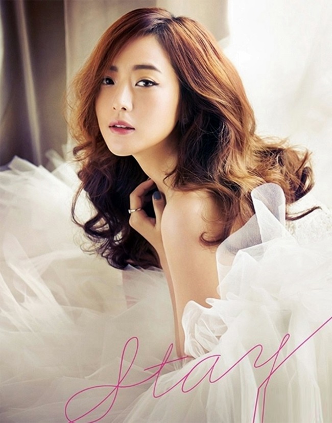 Dù đã bước sang tuổi 38 và là mẹ của một nhóc tì đáng yêu, nhưng Kim Hee Sun lúc nào cũng nằm trong danh sách những mĩ nhân Hàn đẹp nhất.