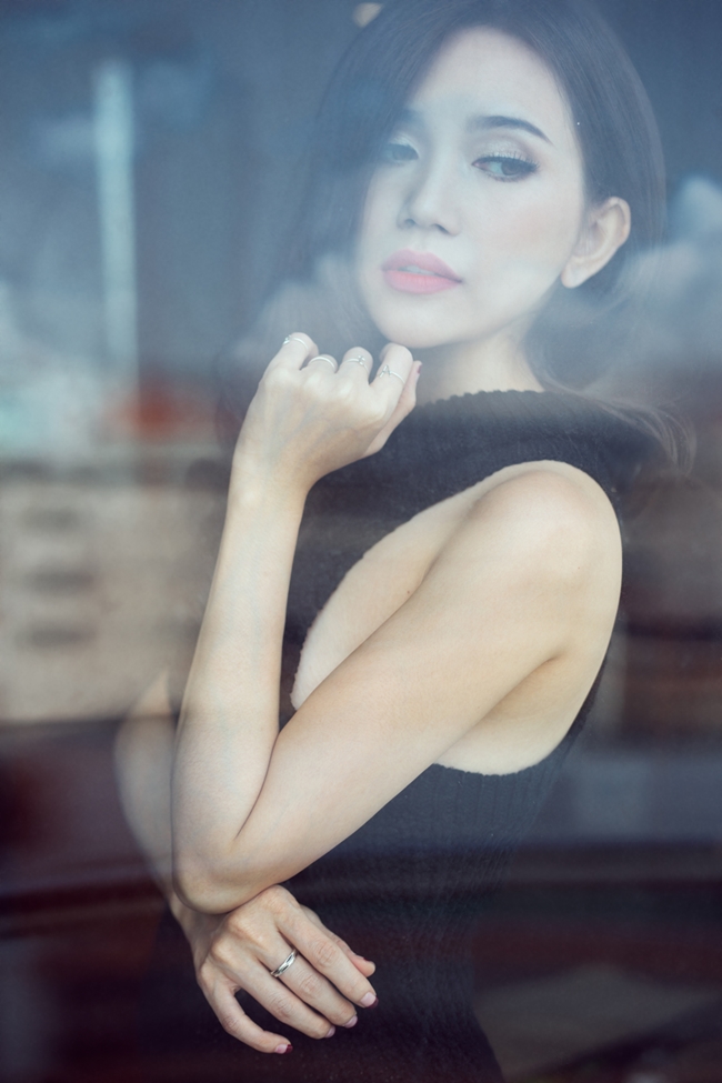 Sĩ Thanh dịu dàng và nữ tính.