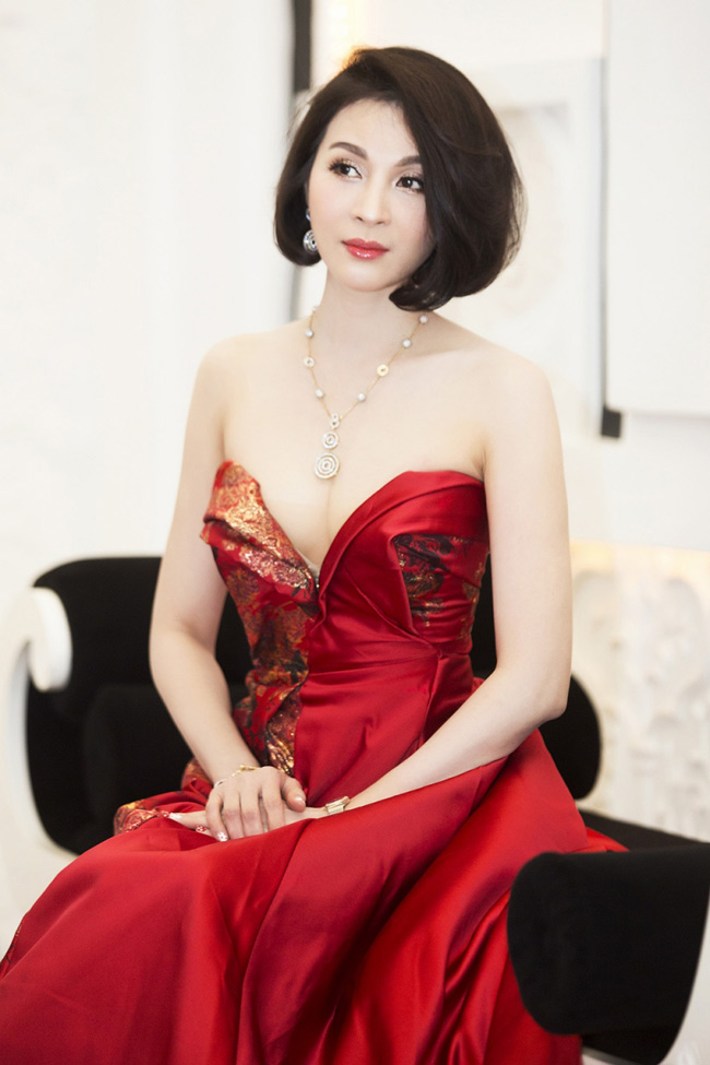 Chiếc váy này cũng lọt &#34;mắt xanh&#34; của MC Thanh Mai.