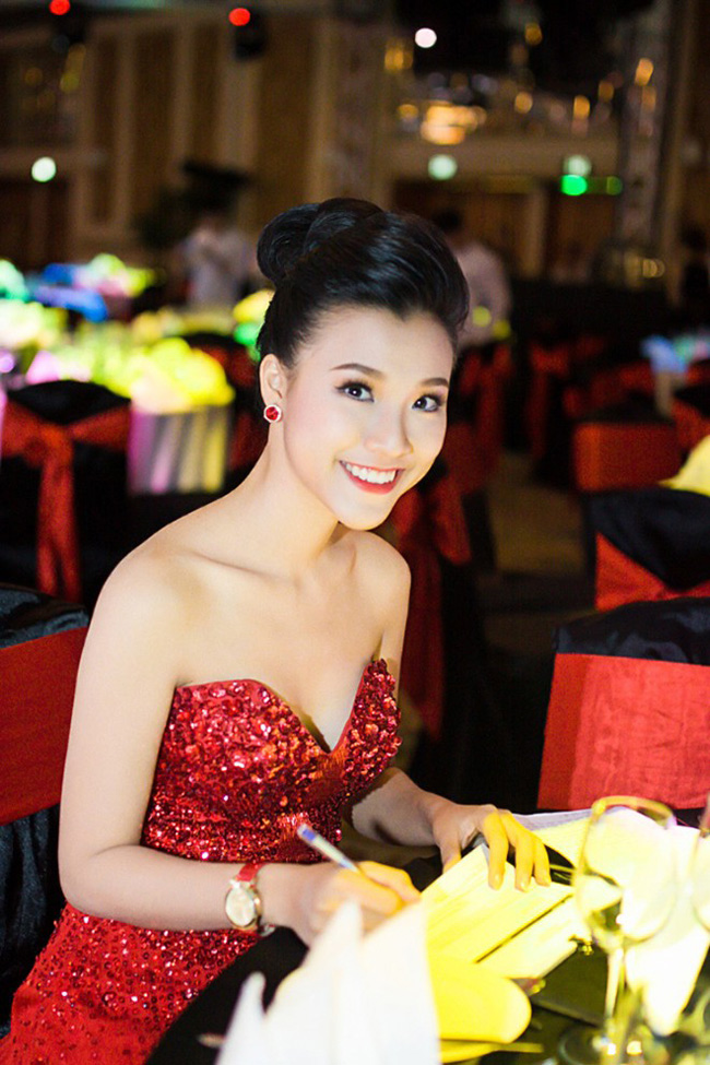 MC - á hậu Hoàng Oanh rạng rỡ với sắc đỏ, tông xuyệt tông từ đồng hồ tới màu son.