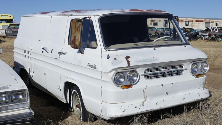 Chiếc Corvair 95 màu trắng được sản xuất vào khoảng những năm đầu 1960.