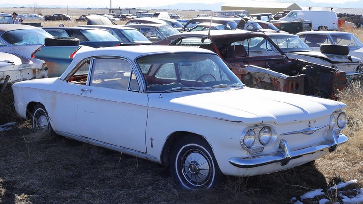 Chiếc Corvair còn khá nguyên vẹn.