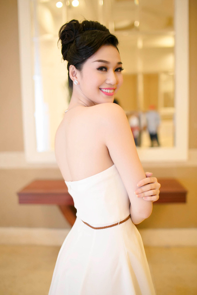 Khánh My là một trong những mỹ nhân Việt chăm chỉ khoe lưng ong quyến rũ