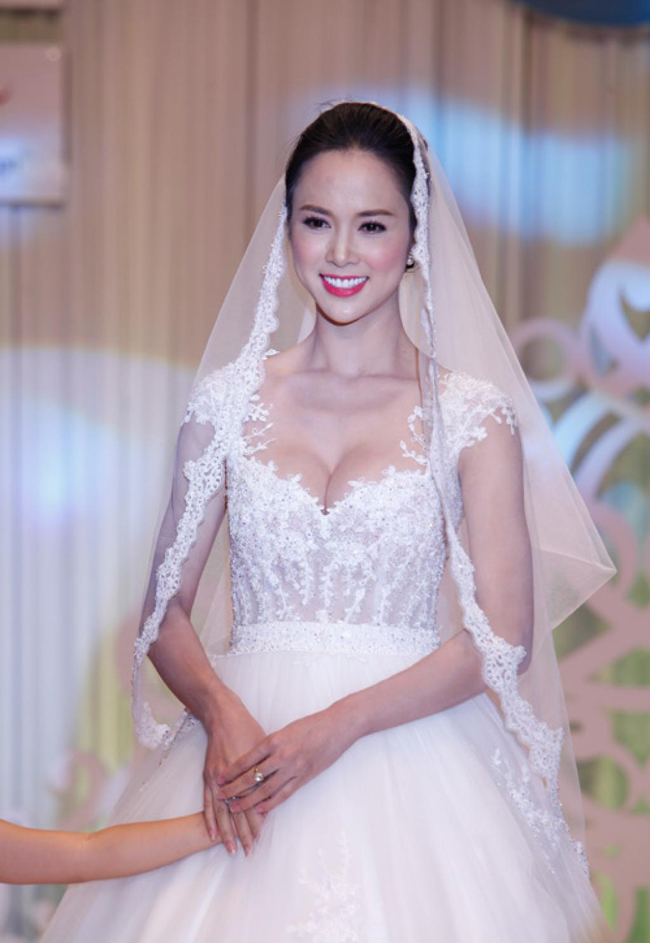 Vòng 1 của top 5 Hoa hậu Việt Nam 2012 nở nang đáng ngờ