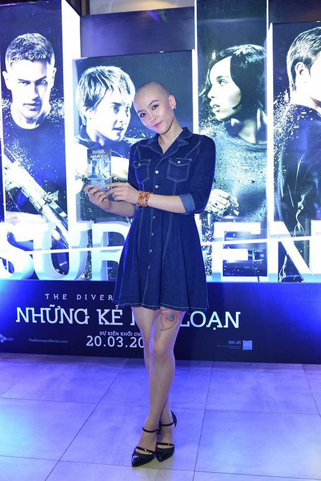 Mới đây, khi xuất hiện tại một buổi công chiếu phim, cô gái này cũng gây ấn tượng với hình xăm khá lớn trên đùi.&nbsp;