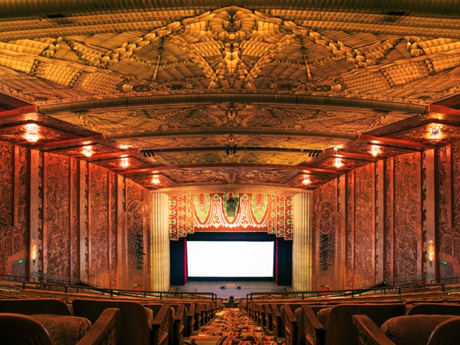 Paramount Theater ở Oakland, California gây ấn tượng với tường và trần được chạm trổ cầu kỳ, lộng lẫy.&nbsp;