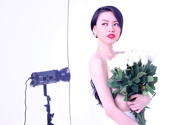 Vũ Hoàng Điệp khéo léo dùng hoa hồng trắng che đi khuôn ngực quyến rũ