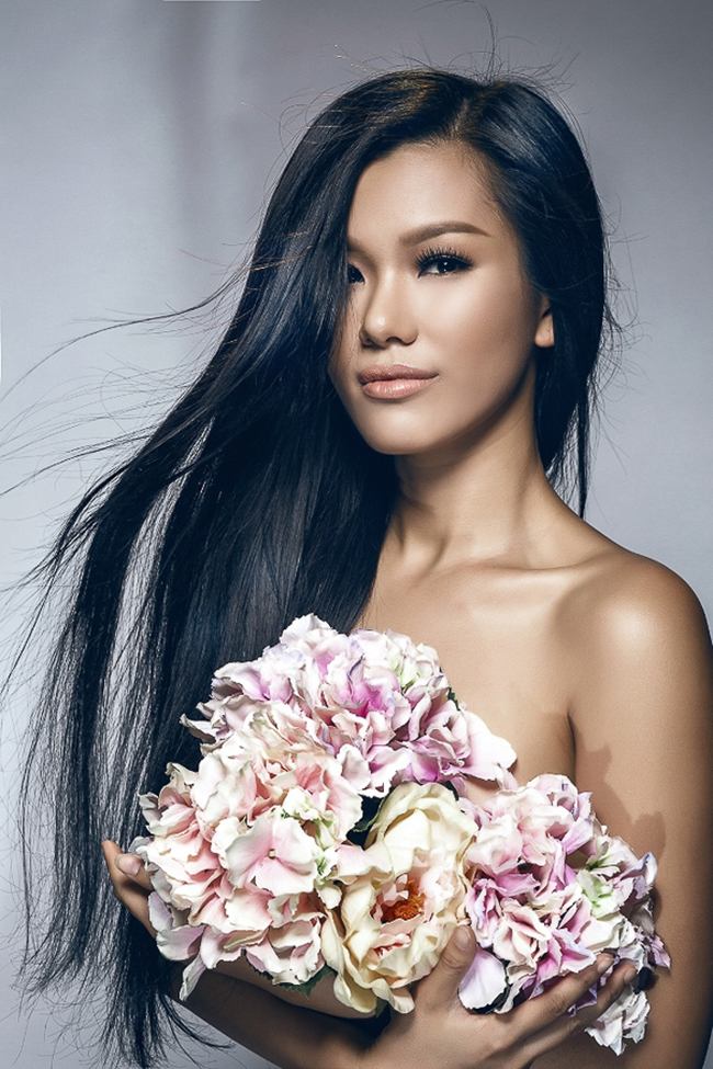 Phương Vy dùng bó hoa để che khu vực nhạy cảm