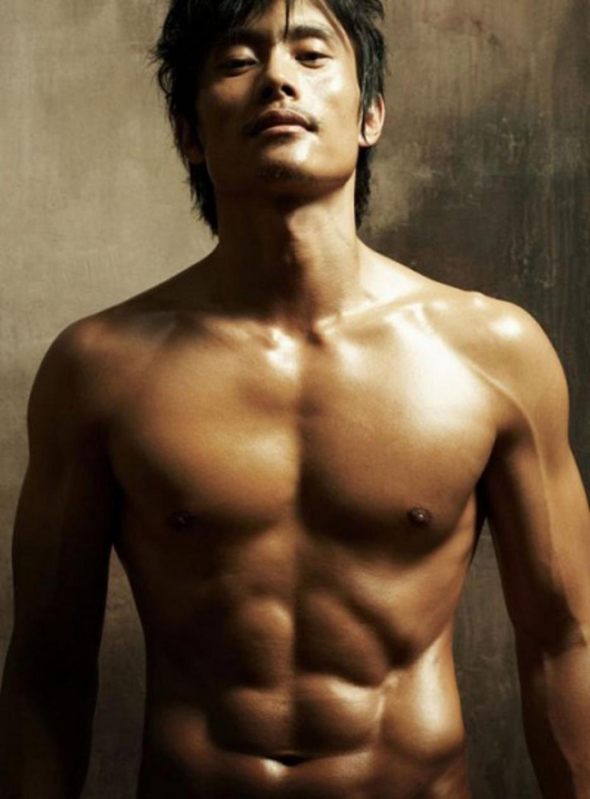 Trái với vẻ công tử của đa số các mỹ nam Hàn,&nbsp;Lee Byung Hun lại hướng tới hình ảnh người đàn ông trưởng thành, nam tính và phong trần