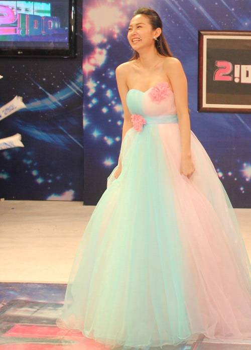 Minh Hằng "quậy tung" phim trường 2Idol - 2