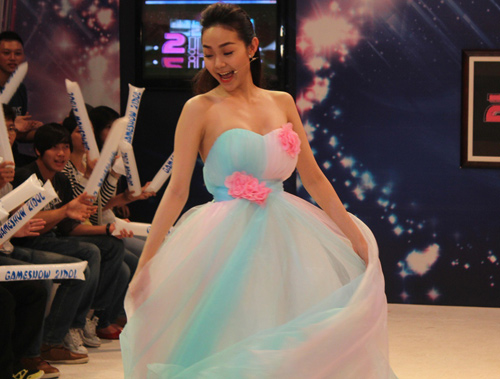 Minh Hằng "quậy tung" phim trường 2Idol - 3