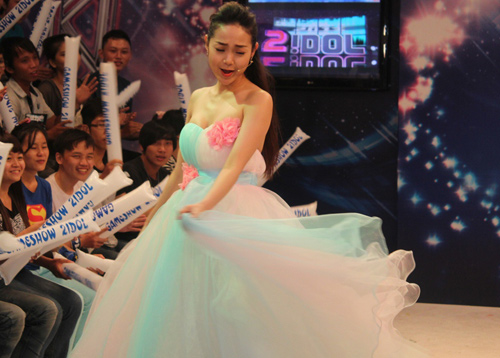 Minh Hằng "quậy tung" phim trường 2Idol - 4