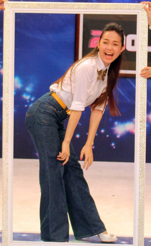 Minh Hằng "quậy tung" phim trường 2Idol - 9