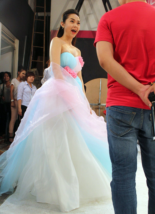 Minh Hằng "quậy tung" phim trường 2Idol - 15