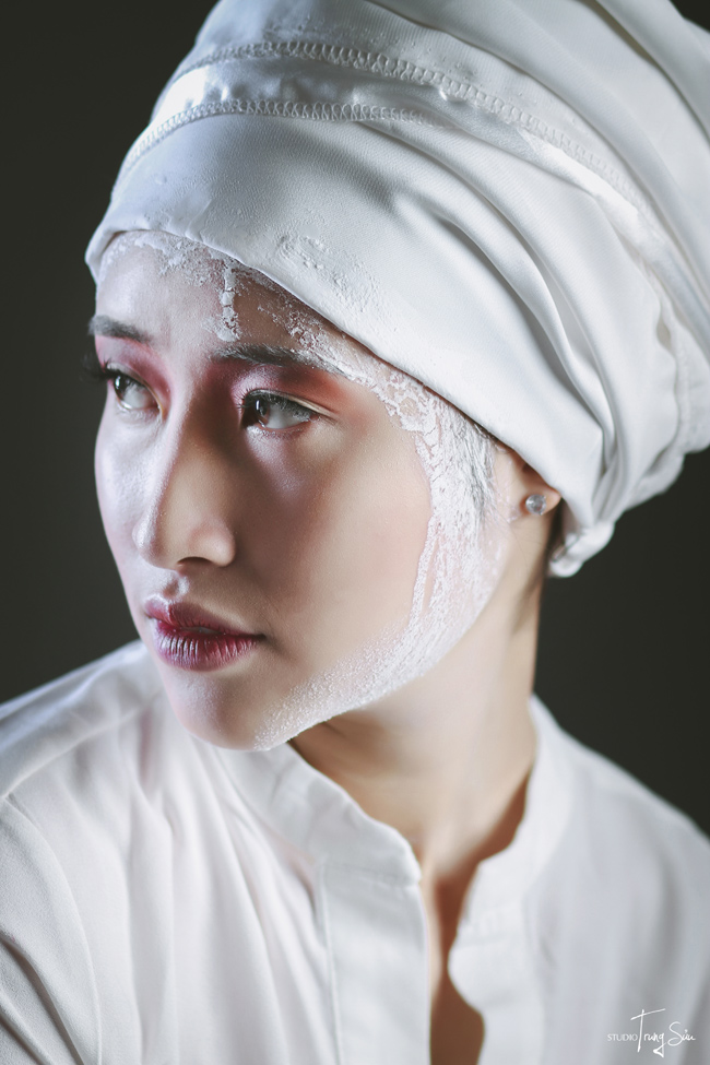 “Để thực hiện được bộ ảnh có hồn này, mình đã phải hồi tưởng lại sự cô độc từng trải qua. Sự muộn phiền, làm ngơ, lười nhác và tự khép mình trong một không gian chật hẹp,…” - Thu Ngân chia sẻ
