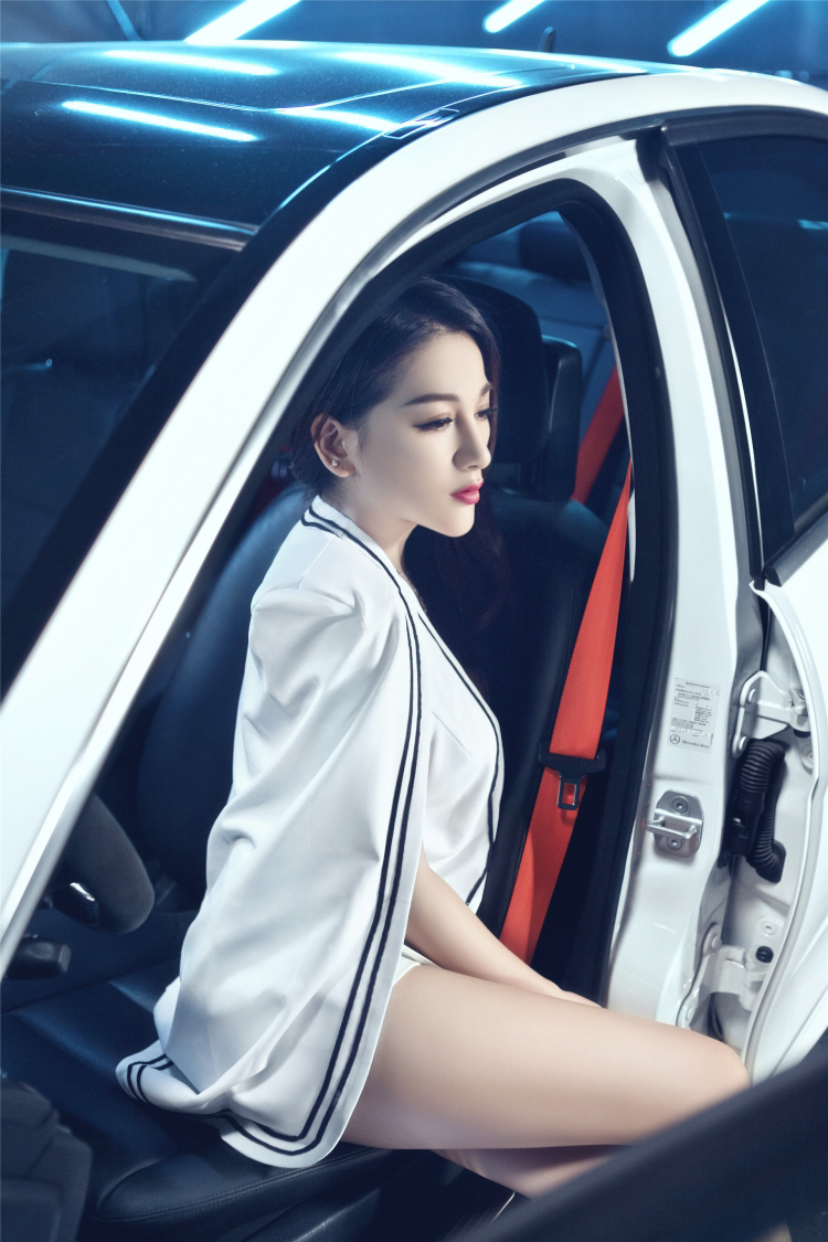 Siêu mẫu khoe vòng 1 căng tròn bên xe sang - 8
