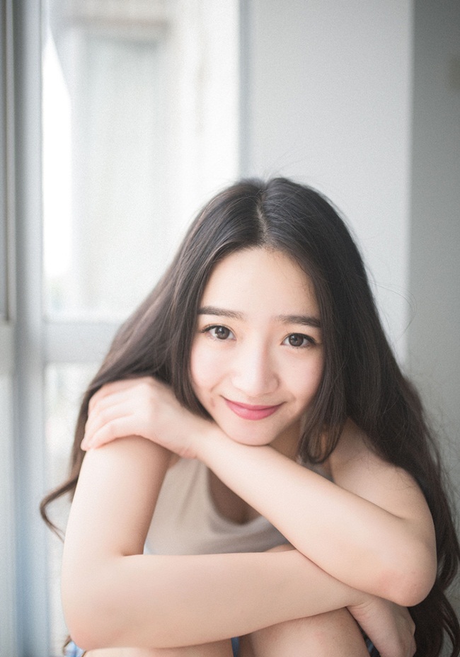 Trương Nhã Nhất, tốt nghiệp trường Đại học sư phạm Bắc Kinh, Trung Quốc, nickname trên mạng xã hội là&nbsp;Elaine, là một hot girl xinh đẹp được nhiều người yêu thích.