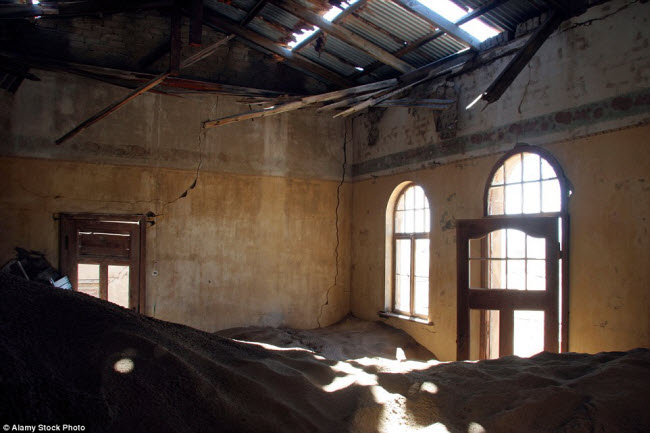 Một ngôi nhà bị cát sa mạc xâm lấn tại thị trấn Kolmanskop bỏ hoang ở Namibia. Đây từng là nơi ở của hàng trăm thợ mỏ khai thác kim cương đến từ Đức.