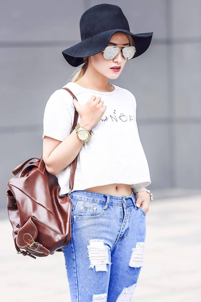 Cho đến khi&nbsp;Mạc Hồng Quân có &#34;bóng hồng&#34; mới, Emmy Nguyễn mới lên tiếng chia sẻ về mối quan hệ này. Trả lời phỏng vấn một báo điện tử, hot girl Sài thành chia sẻ, cô và Mạc Hồng Quân từng cảm mến nhau và có quan hệ trên mức tình bạn.&nbsp;