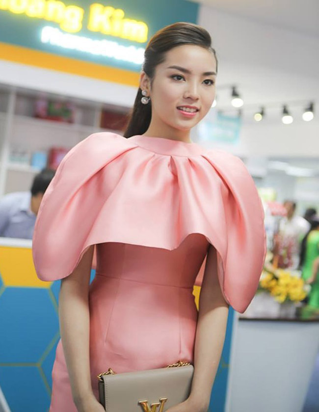 Bộ cánh này của Kỳ Duyên tạo hai luồng ý kiến trái chiều. Một số người cho rằng nó khá thanh lịch nhưng số khác cảm thấy trang phục này khá rườm rà, không hợp với thời tiết ở TP.HCM.&nbsp;